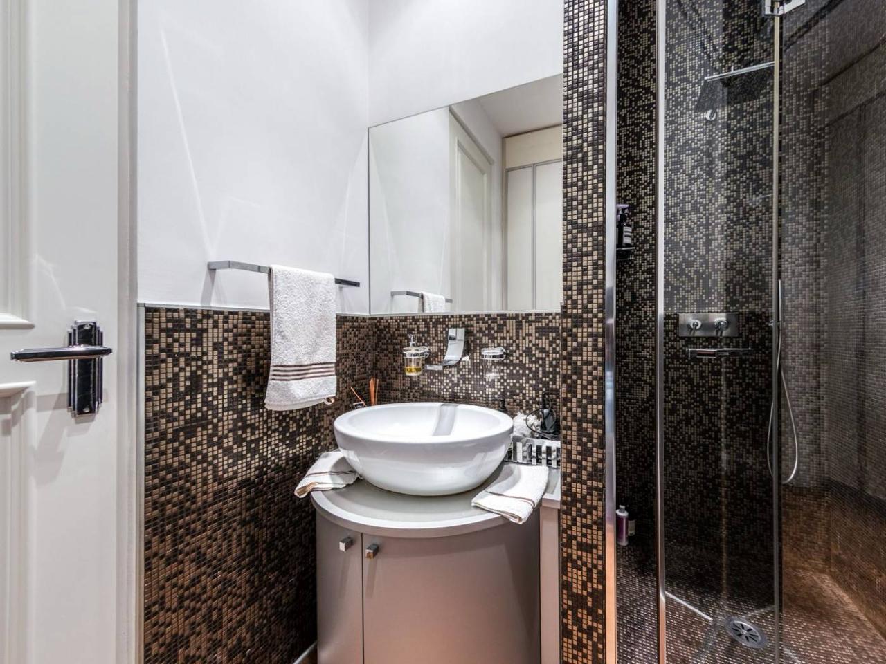 Vessel washbasin against glass mosaic